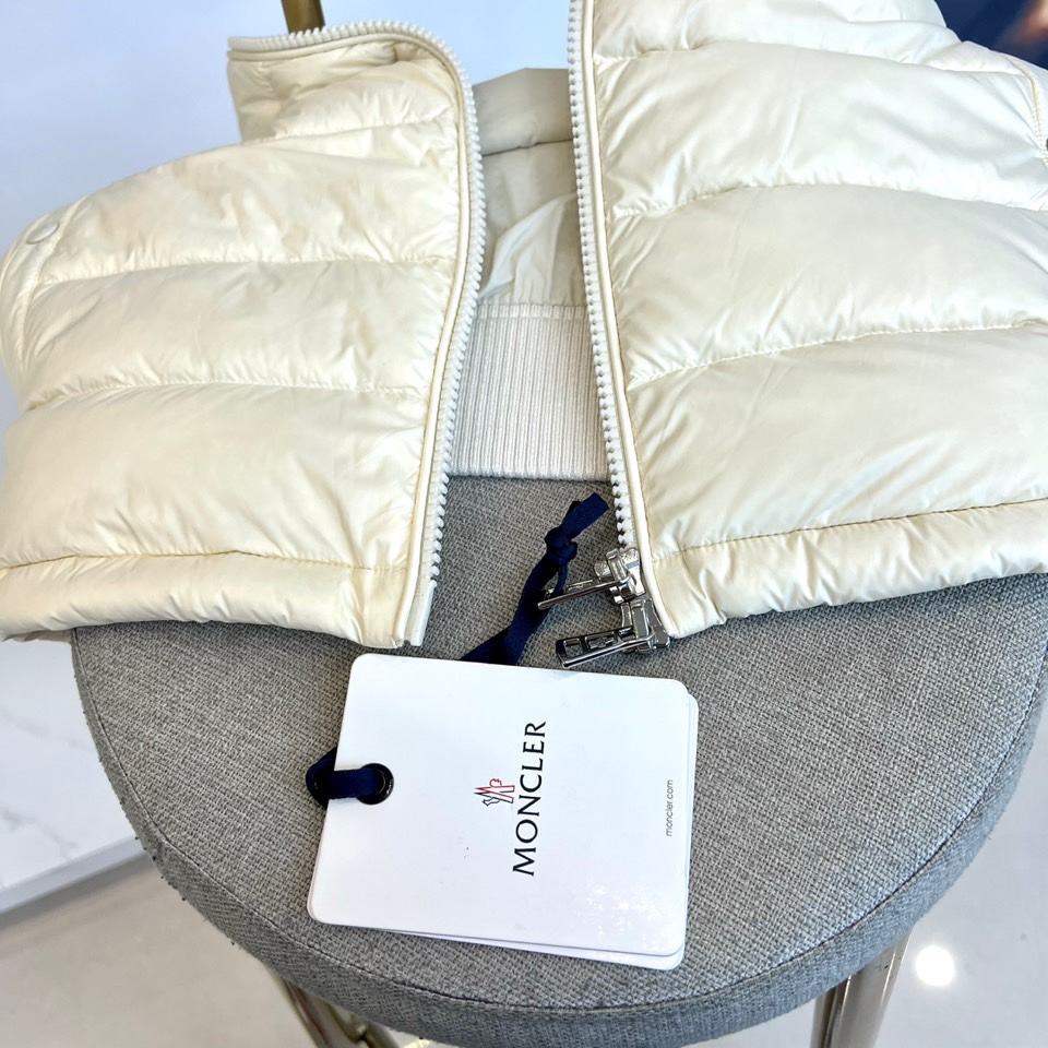 Mon蒙口（鹅绒）、25FW秋冬新品针织拼接羽绒服 横向绗缝羽绒如新雪蓬松，深色针织袖管构筑机能韵律。立