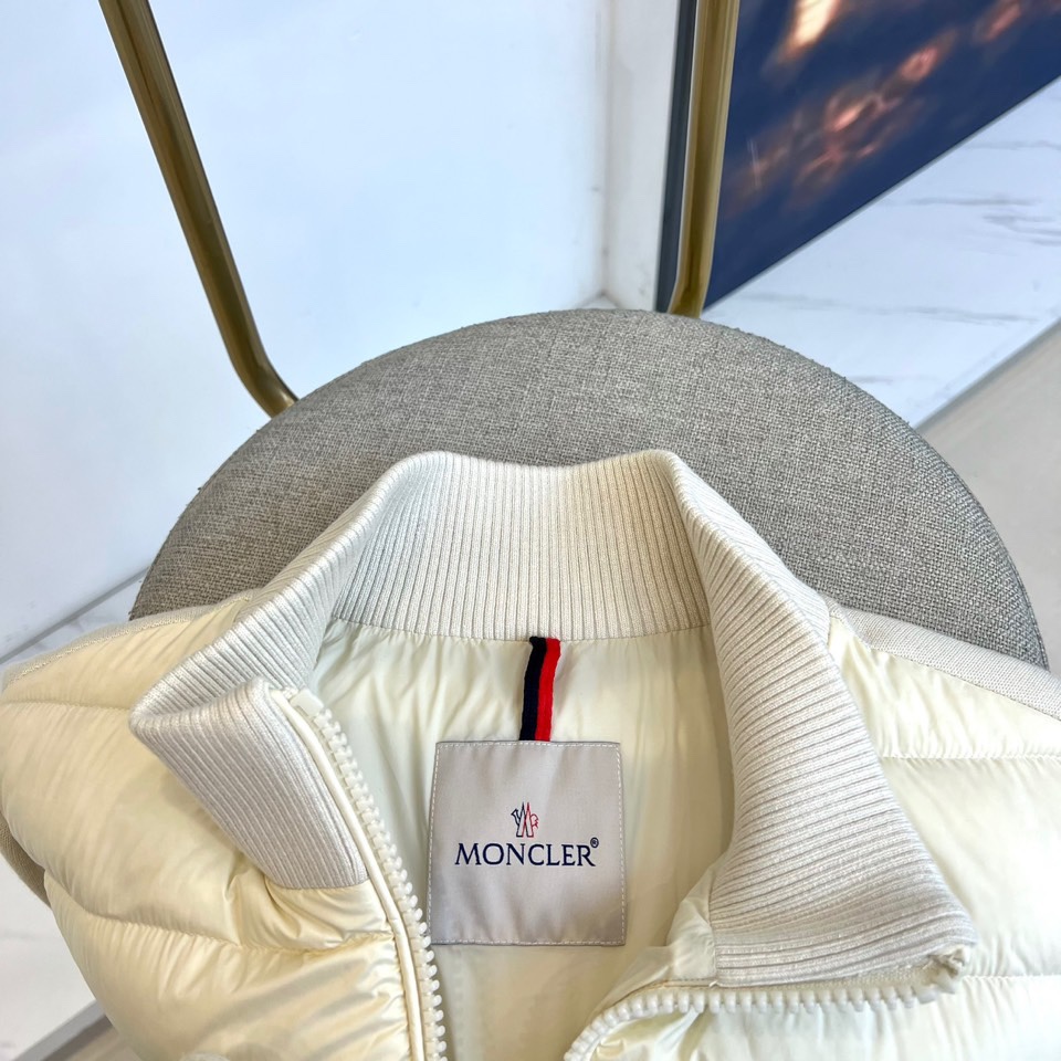 Mon蒙口（鹅绒）、25FW秋冬新品针织拼接羽绒服 横向绗缝羽绒如新雪蓬松，深色针织袖管构筑机能韵律。立