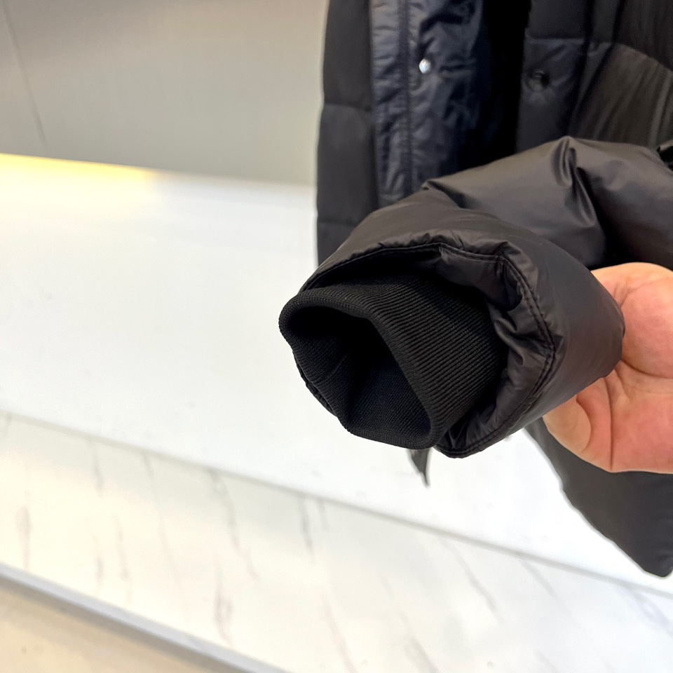 Bur巴宝莉、25FW秋冬新品可拆卸羽绒服 | 一衣三穿 定义冬日型格。• 经典卡其色/黑灰撞色两款选择