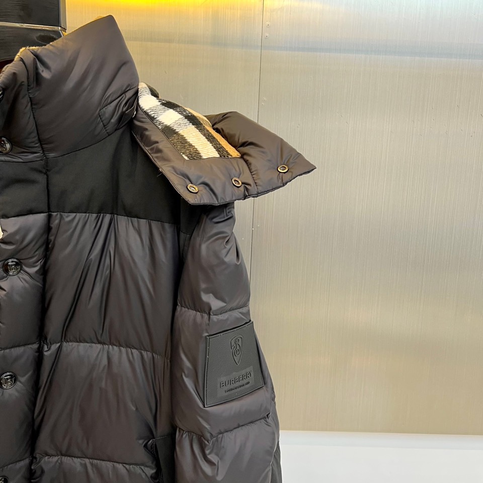 Bur巴宝莉、25FW秋冬新品可拆卸羽绒服 | 一衣三穿 定义冬日型格。• 经典卡其色/黑灰撞色两款选择