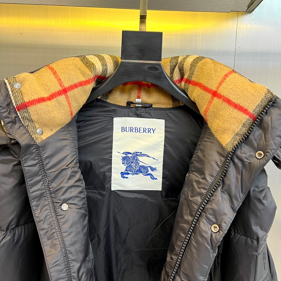 Bur巴宝莉、25FW秋冬新品可拆卸羽绒服 | 一衣三穿 定义冬日型格。• 经典卡其色/黑灰撞色两款选择