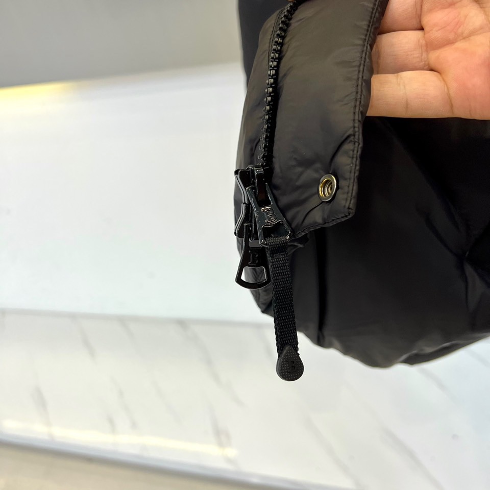 Bur巴宝莉、25FW秋冬新品可拆卸羽绒服 | 一衣三穿 定义冬日型格。• 经典卡其色/黑灰撞色两款选择