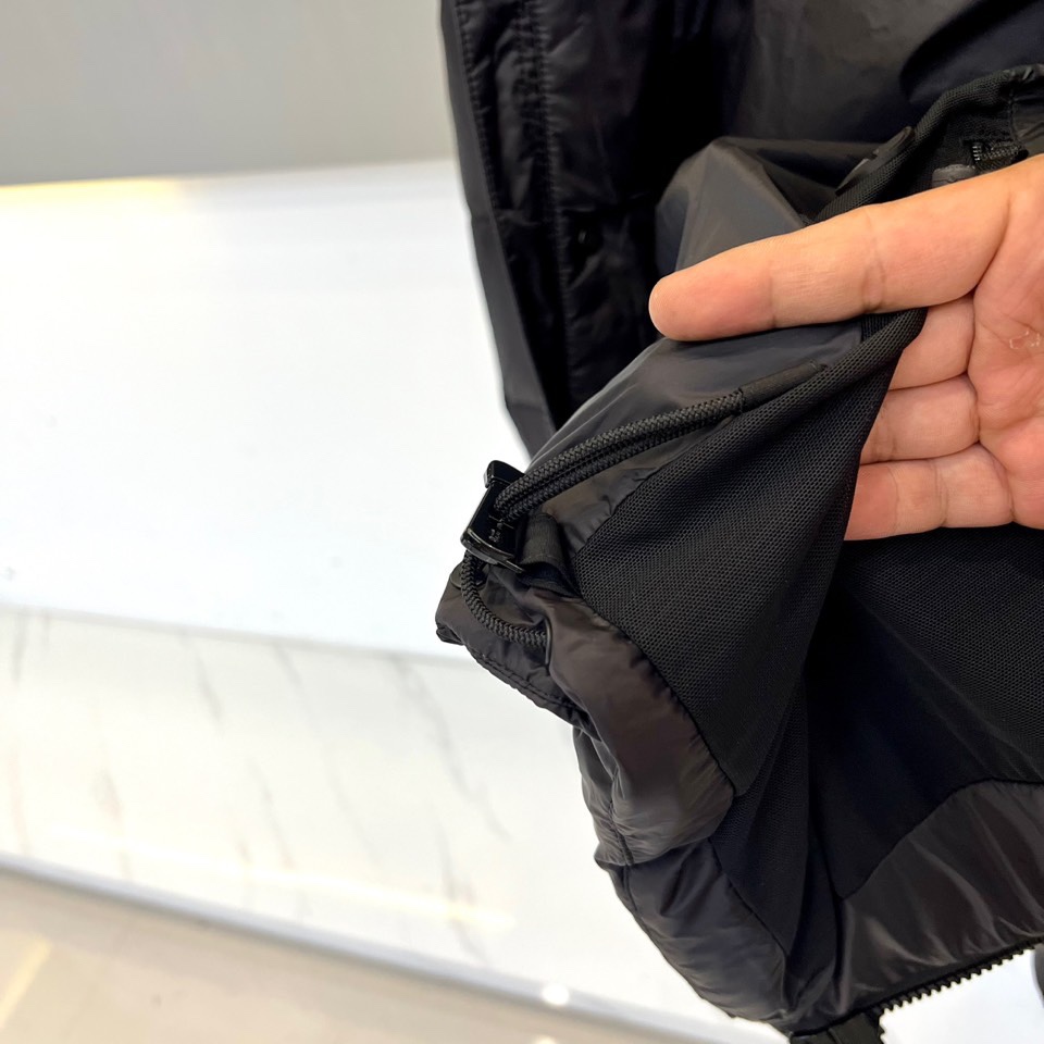 Bur巴宝莉、25FW秋冬新品可拆卸羽绒服 | 一衣三穿 定义冬日型格。• 经典卡其色/黑灰撞色两款选择