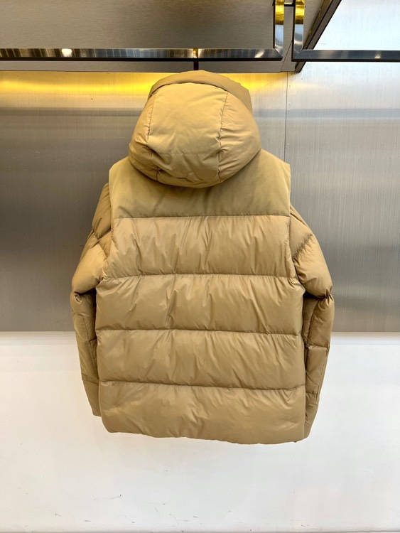 Bur巴宝莉、25FW秋冬新品可拆卸羽绒服 | 一衣三穿 定义冬日型格。• 经典卡其色/黑灰撞色两款选择