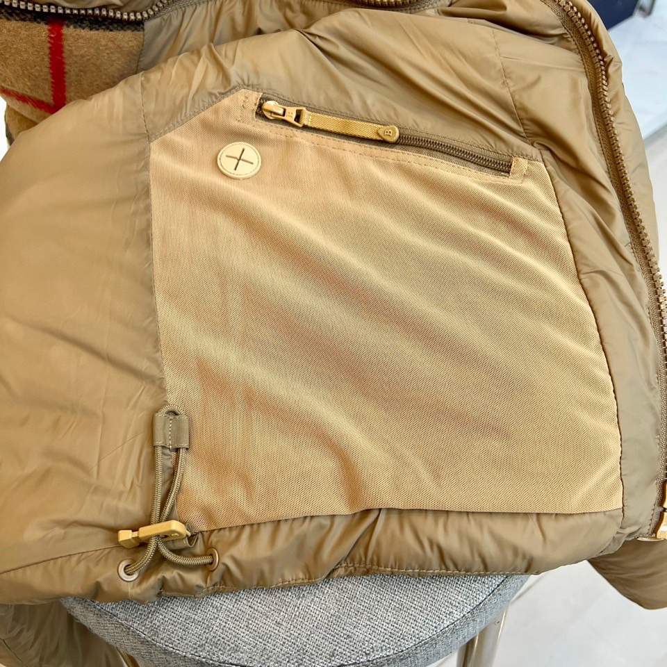 Bur巴宝莉、25FW秋冬新品可拆卸羽绒服 | 一衣三穿 定义冬日型格。• 经典卡其色/黑灰撞色两款选择