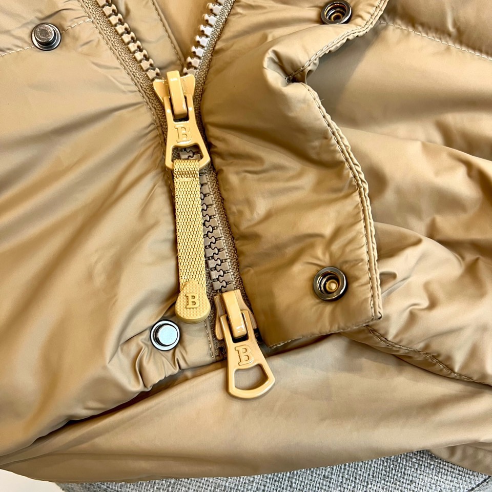 Bur巴宝莉、25FW秋冬新品可拆卸羽绒服 | 一衣三穿 定义冬日型格。• 经典卡其色/黑灰撞色两款选择