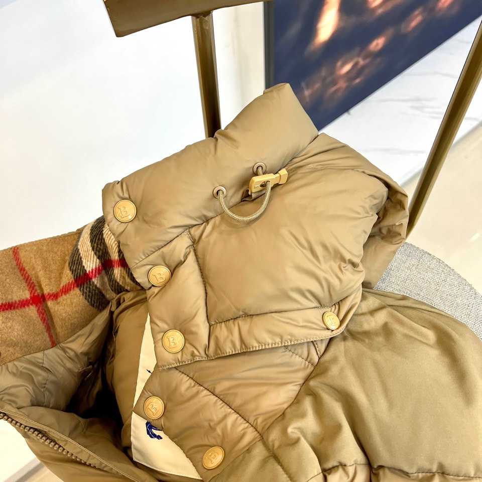 Bur巴宝莉、25FW秋冬新品可拆卸羽绒服 | 一衣三穿 定义冬日型格。• 经典卡其色/黑灰撞色两款选择