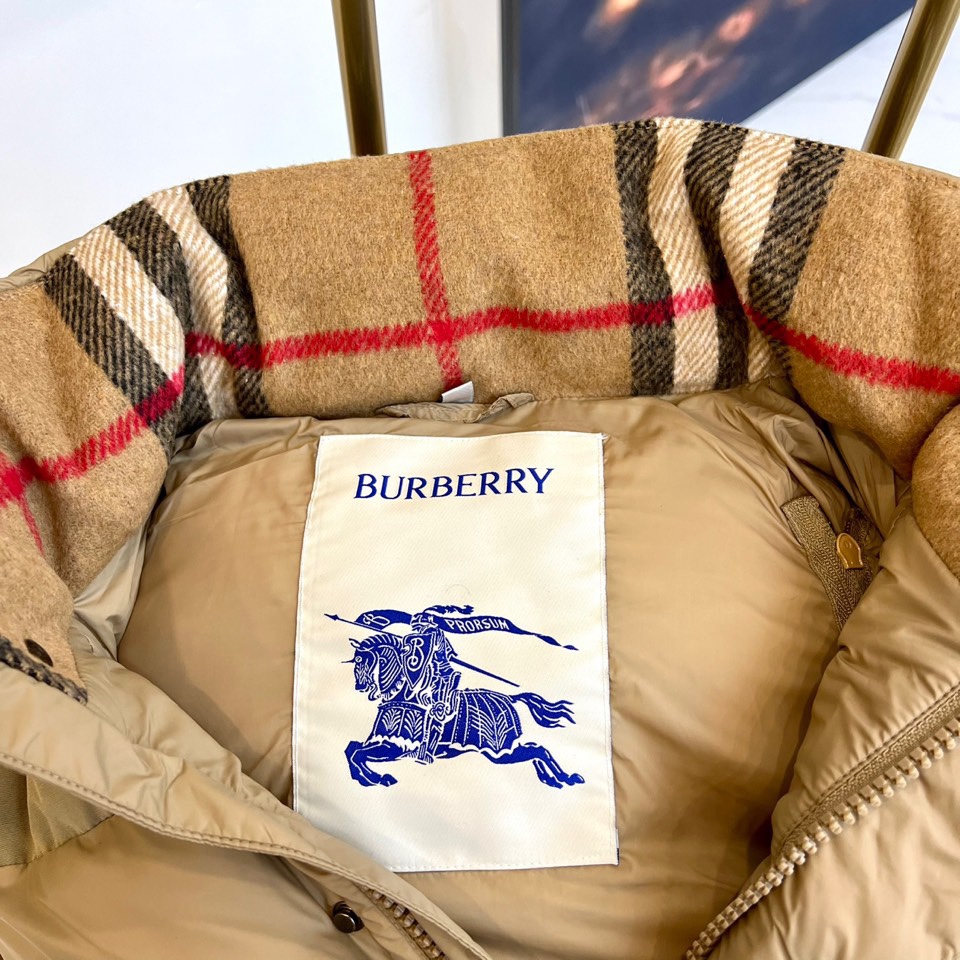 Bur巴宝莉、25FW秋冬新品可拆卸羽绒服 | 一衣三穿 定义冬日型格。• 经典卡其色/黑灰撞色两款选择