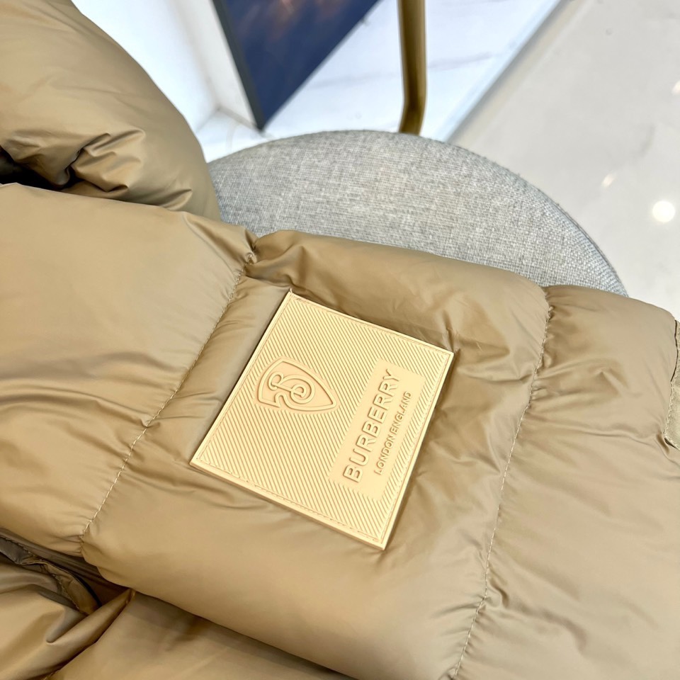 Bur巴宝莉、25FW秋冬新品可拆卸羽绒服 | 一衣三穿 定义冬日型格。• 经典卡其色/黑灰撞色两款选择