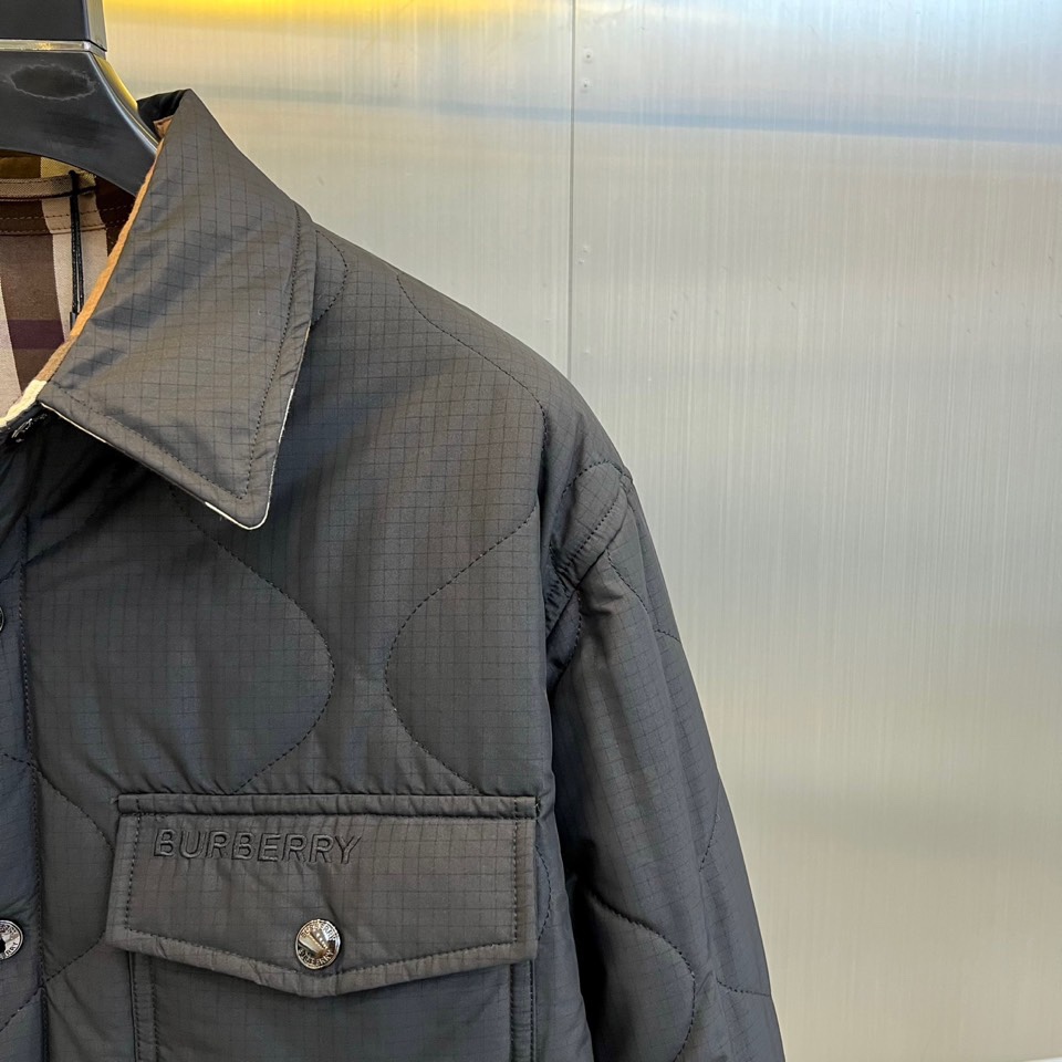 Bur巴宝莉、25FW秋冬新品 双面格纹夹克 | 一衣双境双面哲学：经典与当代的对话▫️ 外层面：标志性