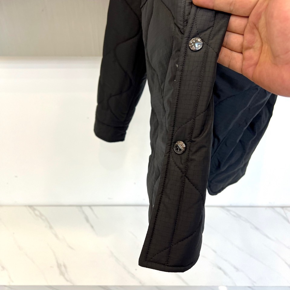 Bur巴宝莉、25FW秋冬新品 双面格纹夹克 | 一衣双境双面哲学：经典与当代的对话▫️ 外层面：标志性