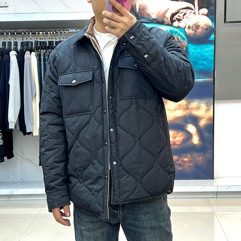 Bur巴宝莉、25FW秋冬新品 双面格纹夹克 | 一衣双境双面哲学：经典与当代的对话▫️ 外层面：标志性