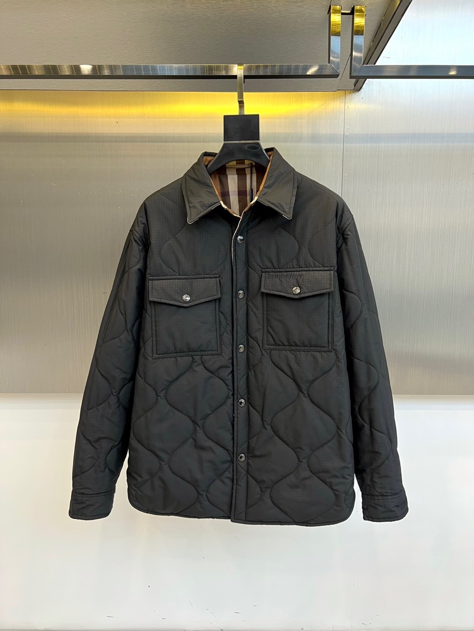 Bur巴宝莉、25FW秋冬新品 双面格纹夹克 | 一衣双境双面哲学：经典与当代的对话▫️ 外层面：标志性