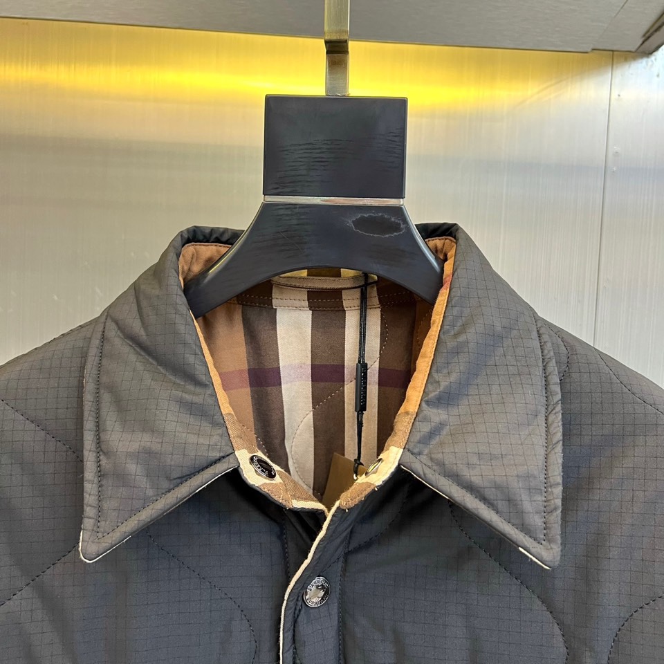 Bur巴宝莉、25FW秋冬新品 双面格纹夹克 | 一衣双境双面哲学：经典与当代的对话▫️ 外层面：标志性