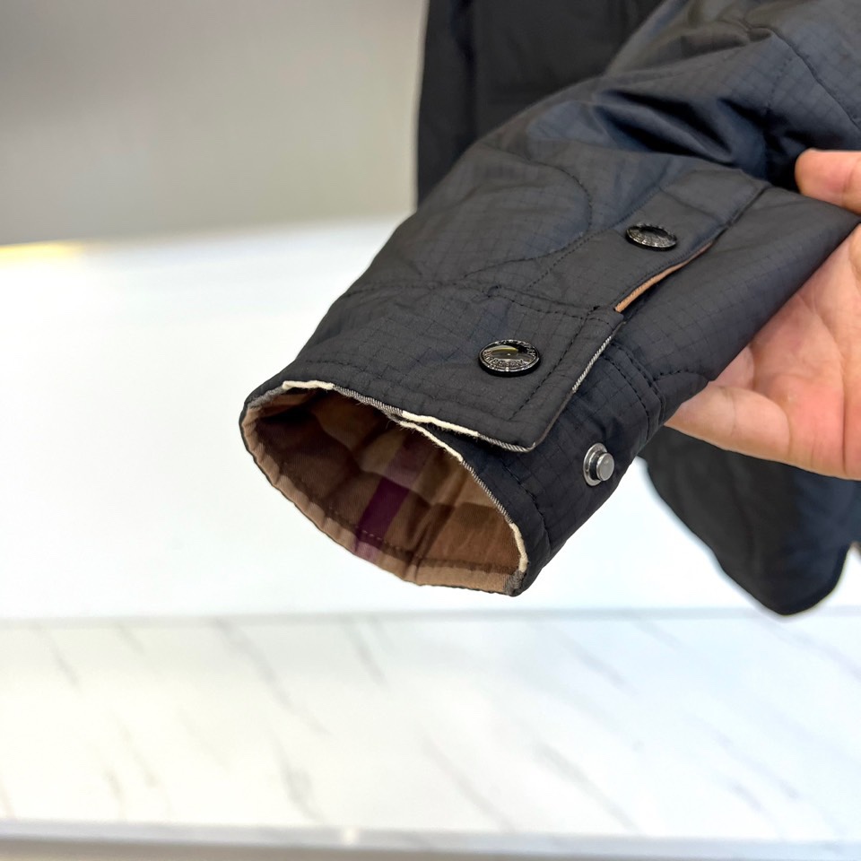 Bur巴宝莉、25FW秋冬新品 双面格纹夹克 | 一衣双境双面哲学：经典与当代的对话▫️ 外层面：标志性