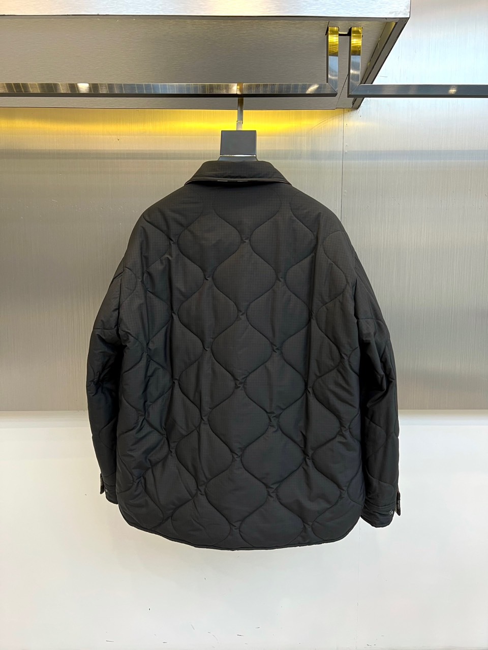 Bur巴宝莉、25FW秋冬新品 双面格纹夹克 | 一衣双境双面哲学：经典与当代的对话▫️ 外层面：标志性