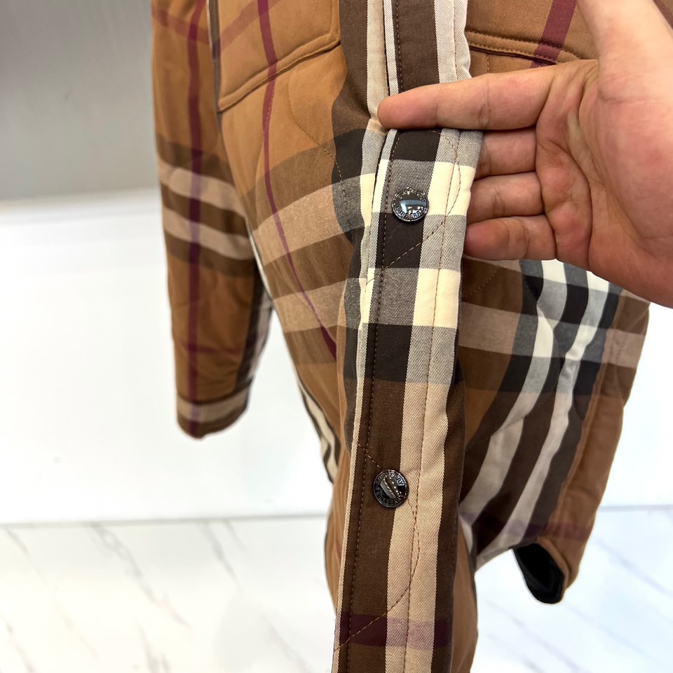 Bur巴宝莉、25FW秋冬新品 双面格纹夹克 | 一衣双境双面哲学：经典与当代的对话▫️ 外层面：标志性