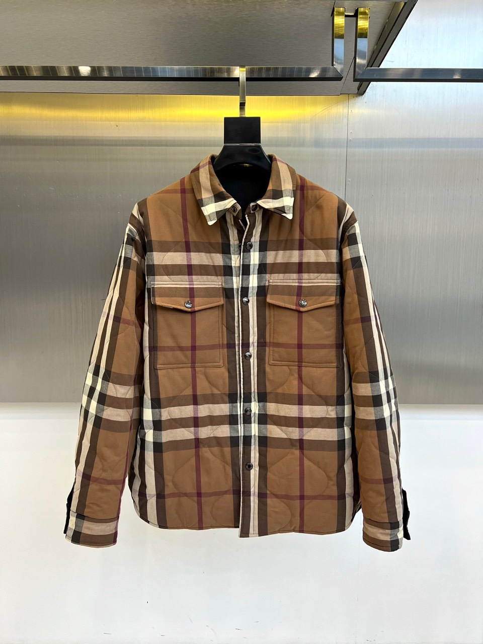 Bur巴宝莉、25FW秋冬新品 双面格纹夹克 | 一衣双境双面哲学：经典与当代的对话▫️ 外层面：标志性