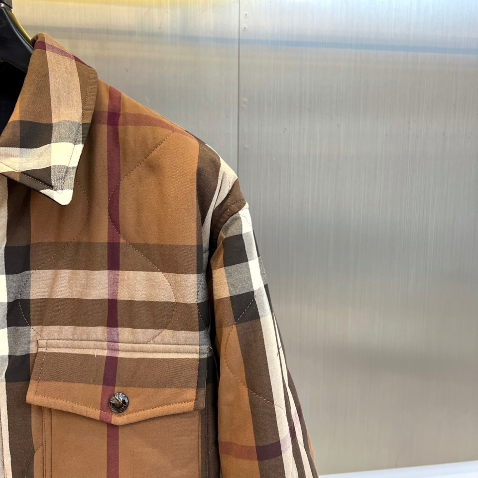 Bur巴宝莉、25FW秋冬新品 双面格纹夹克 | 一衣双境双面哲学：经典与当代的对话▫️ 外层面：标志性