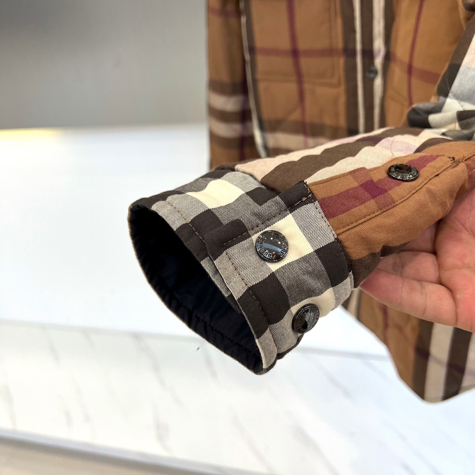 Bur巴宝莉、25FW秋冬新品 双面格纹夹克 | 一衣双境双面哲学：经典与当代的对话▫️ 外层面：标志性