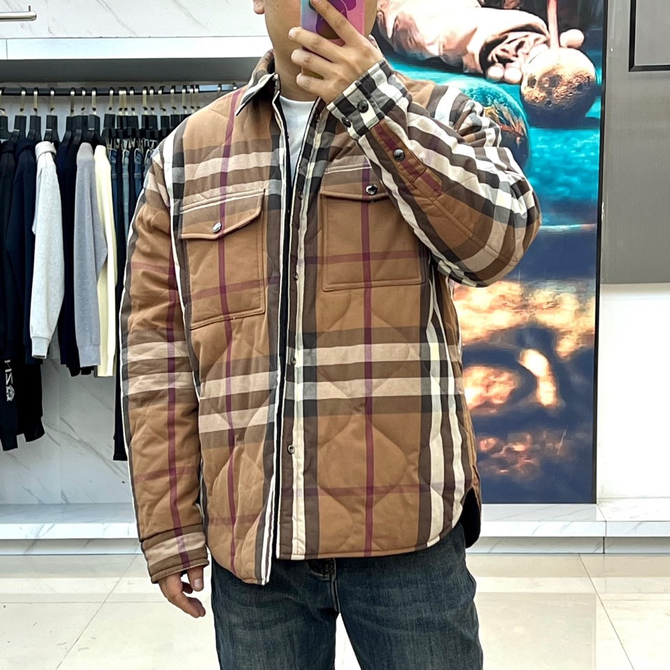 Bur巴宝莉、25FW秋冬新品 双面格纹夹克 | 一衣双境双面哲学：经典与当代的对话▫️ 外层面：标志性