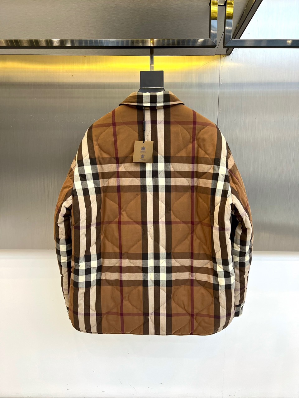 Bur巴宝莉、25FW秋冬新品 双面格纹夹克 | 一衣双境双面哲学：经典与当代的对话▫️ 外层面：标志性