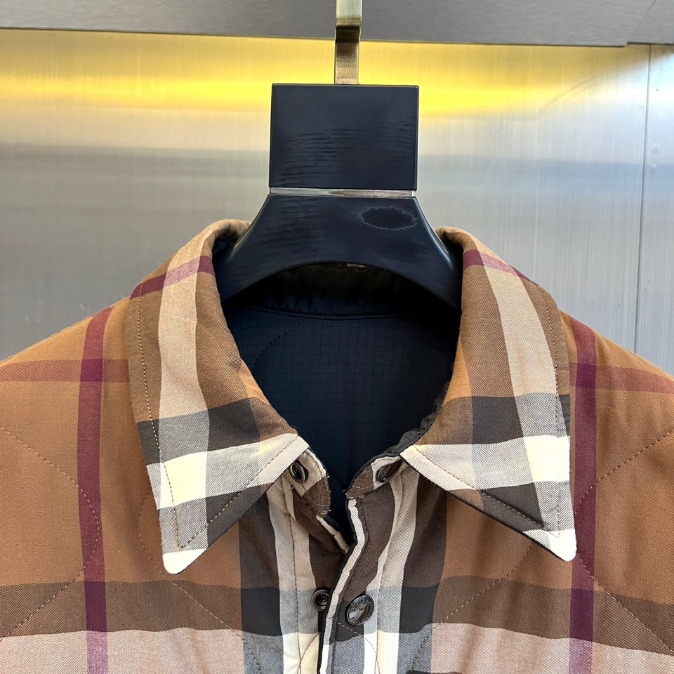 Bur巴宝莉、25FW秋冬新品 双面格纹夹克 | 一衣双境双面哲学：经典与当代的对话▫️ 外层面：标志性