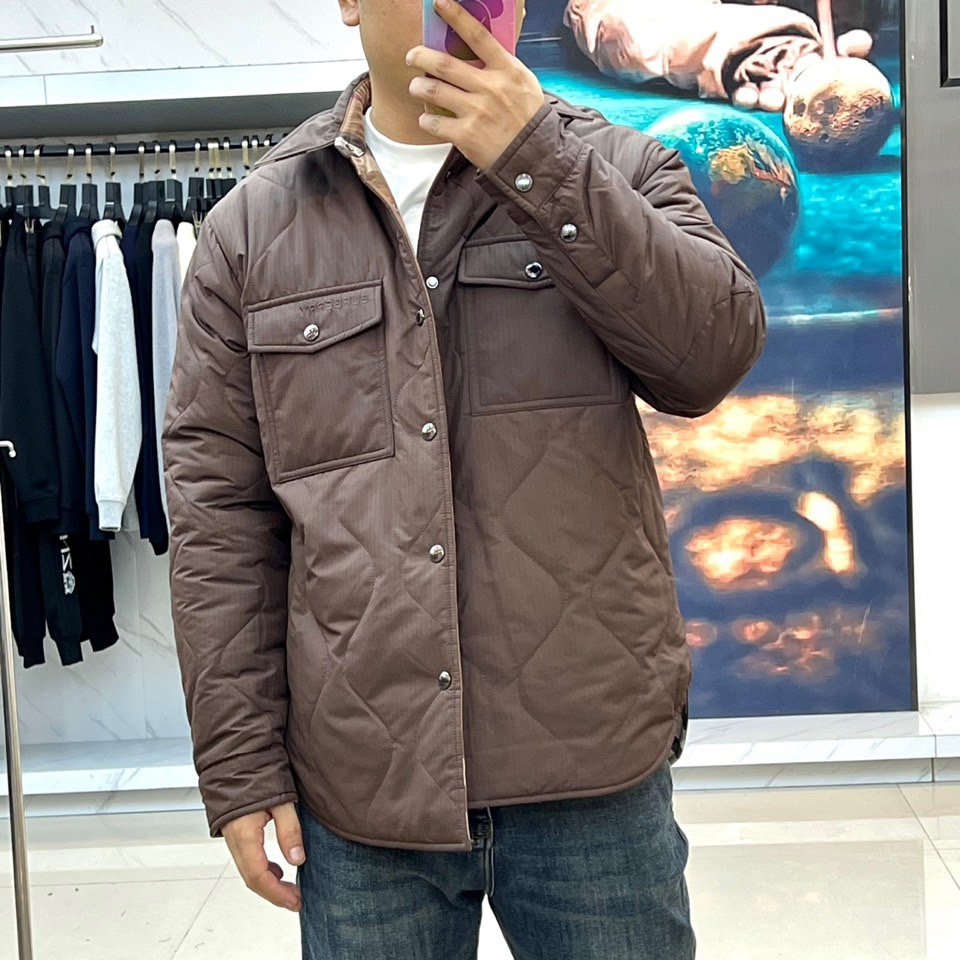 Bur巴宝莉、25FW秋冬新品 双面格纹夹克 | 一衣双境双面哲学：经典与当代的对话▫️ 外层面：标志性