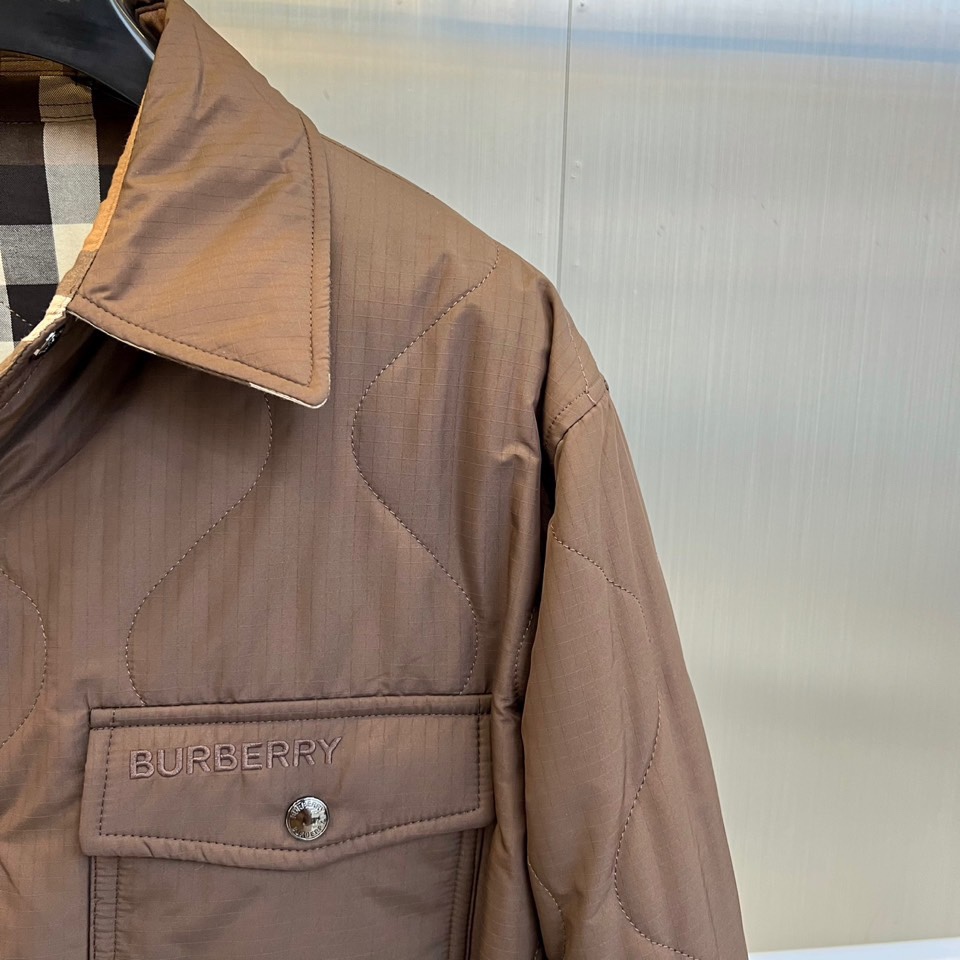 Bur巴宝莉、25FW秋冬新品 双面格纹夹克 | 一衣双境双面哲学：经典与当代的对话▫️ 外层面：标志性