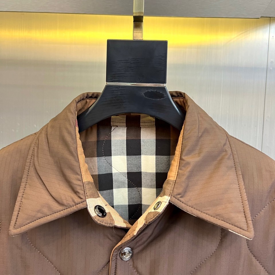 Bur巴宝莉、25FW秋冬新品 双面格纹夹克 | 一衣双境双面哲学：经典与当代的对话▫️ 外层面：标志性