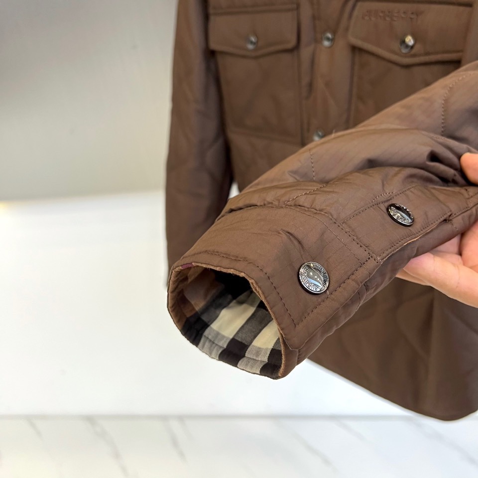 Bur巴宝莉、25FW秋冬新品 双面格纹夹克 | 一衣双境双面哲学：经典与当代的对话▫️ 外层面：标志性