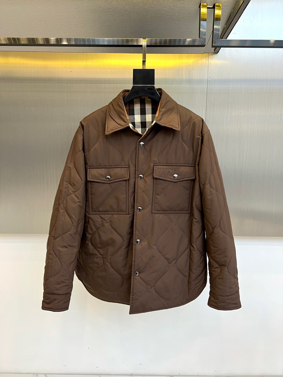 Bur巴宝莉、25FW秋冬新品 双面格纹夹克 | 一衣双境双面哲学：经典与当代的对话▫️ 外层面：标志性