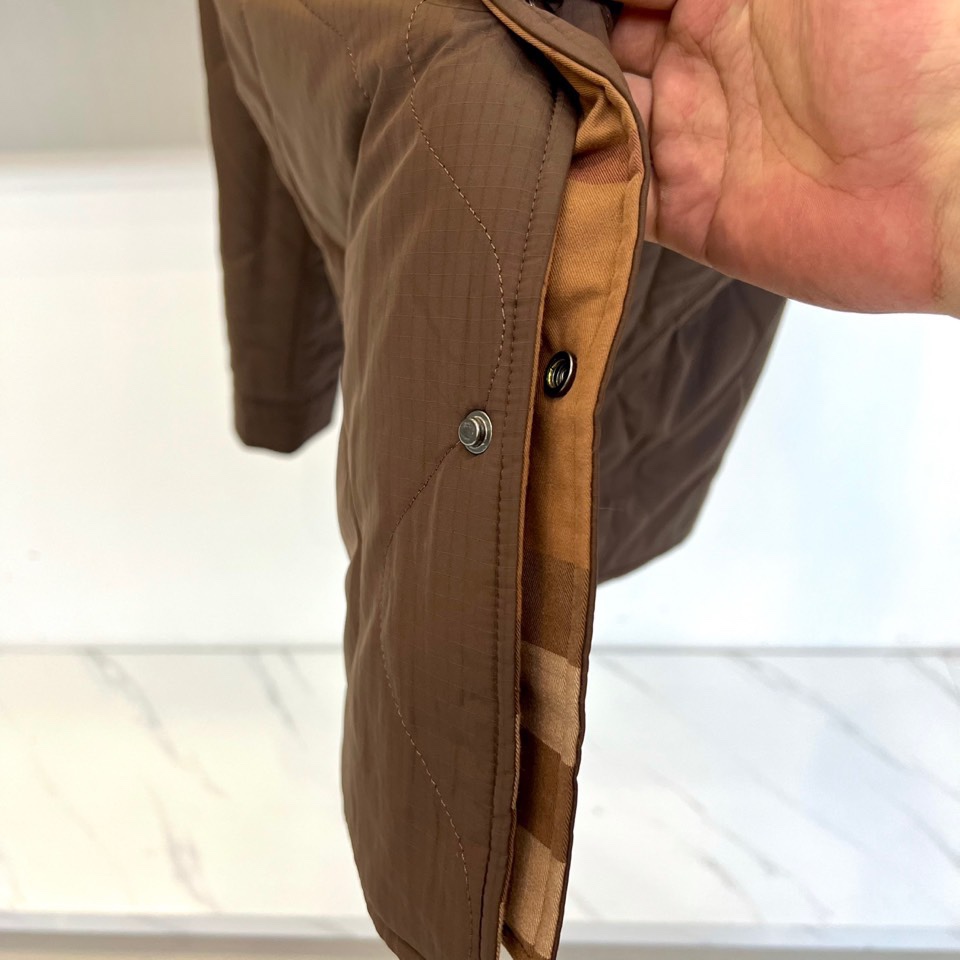 Bur巴宝莉、25FW秋冬新品 双面格纹夹克 | 一衣双境双面哲学：经典与当代的对话▫️ 外层面：标志性