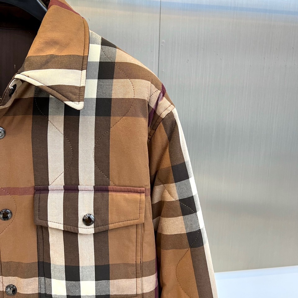Bur巴宝莉、25FW秋冬新品 双面格纹夹克 | 一衣双境双面哲学：经典与当代的对话▫️ 外层面：标志性