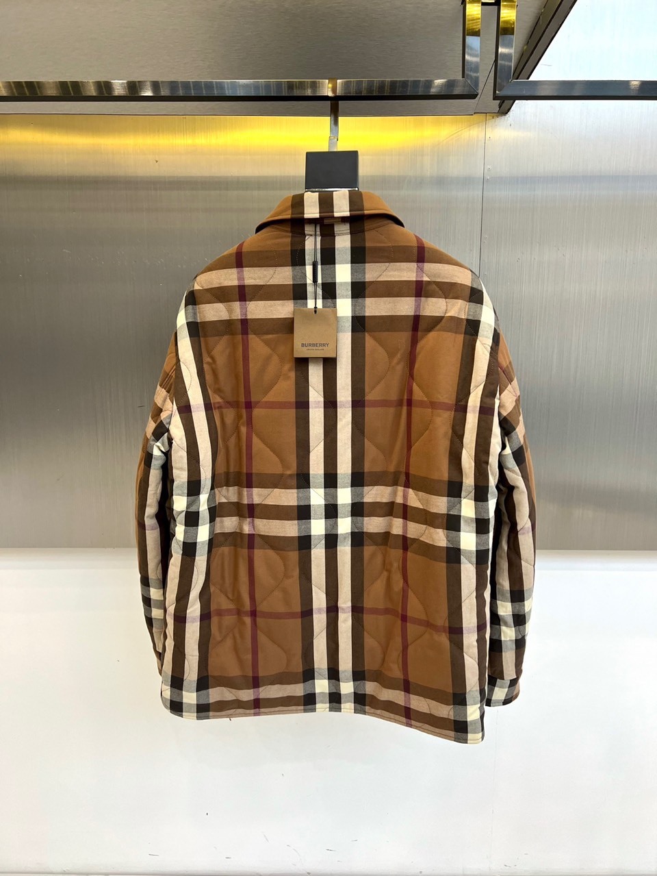 Bur巴宝莉、25FW秋冬新品 双面格纹夹克 | 一衣双境双面哲学：经典与当代的对话▫️ 外层面：标志性