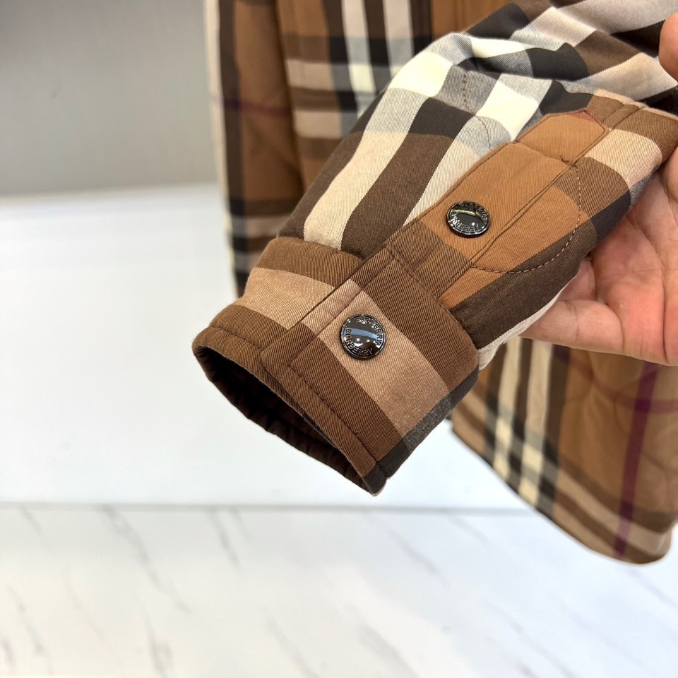 Bur巴宝莉、25FW秋冬新品 双面格纹夹克 | 一衣双境双面哲学：经典与当代的对话▫️ 外层面：标志性