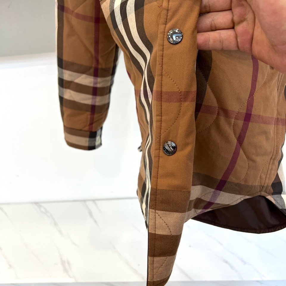 Bur巴宝莉、25FW秋冬新品 双面格纹夹克 | 一衣双境双面哲学：经典与当代的对话▫️ 外层面：标志性