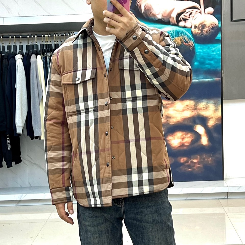 Bur巴宝莉、25FW秋冬新品 双面格纹夹克 | 一衣双境双面哲学：经典与当代的对话▫️ 外层面：标志性