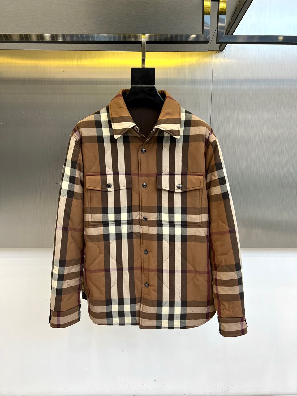 NO:545570,Burberry, 25FW autumn and winter new products Double-sided checkered jacket | One-dressed double-sided philosophy classic and contemporary dialogue The iconic brown rice black plaid on the outer layer, diamond quilting craftsmanship locks warmth, each car line is in the British style of 1856 The inner lining is flipped and the same series of checkered patterns appear, the details of the slightly exposed neckline are the fashion code for those who understand the traveler Modern evolution of the trench gene The front ancient silver button continues the windbreaker DNA, the two-sided snap pockets hide the anti-theft structure Adjustable cuffs to meet the switching between business and leisure scenes The warm light on the metal background wall is like the morning light of the Regent Street in London Three British life proposals Wearing plaid surface + equestrian boots = Cotswolds country holiday Lining plaid surface + turtleneck sweater = Royal Academy of Art Lecture casually + ripped jeans = Shoditch avant-garde party  48-56 (model 173, 143 catties upper body 50 sizes), burberry, burberry, boots, jeans, jackets & coats, sweaters, alexander wang19860909Bur巴宝莉、25FW秋冬新品 双面格纹夹克 | 一衣双境 双面哲学经典与当代的对话 外层面标志性棕米黑格纹,菱形绗缝工艺锁住温暖,每一道车线都在1856年的英伦风骨 内衬面翻转即现同系列格纹,领口微露的细节是给懂行者的时尚密码 战壕基因的现代进化 前襟古银纽扣延续风衣DNA,两侧按扣口袋暗藏防盗结构 可调节袖口满足商务与休闲场景切换 金属背景墙上的暖光灯,宛如伦敦摄政街的晨光 三种英伦生活提案 外穿格纹面+马术靴=科茨沃尔德乡村假日 内衬格纹面+高领毛衣=皇家艺术学院讲座 随意反穿+破洞牛仔裤=肖迪奇先锋派对 48-56（模特173,143斤上身50码）,,burberry,burberry,boots,jeans,jackets & coats,sweaters,alexander wang,Men's clothing