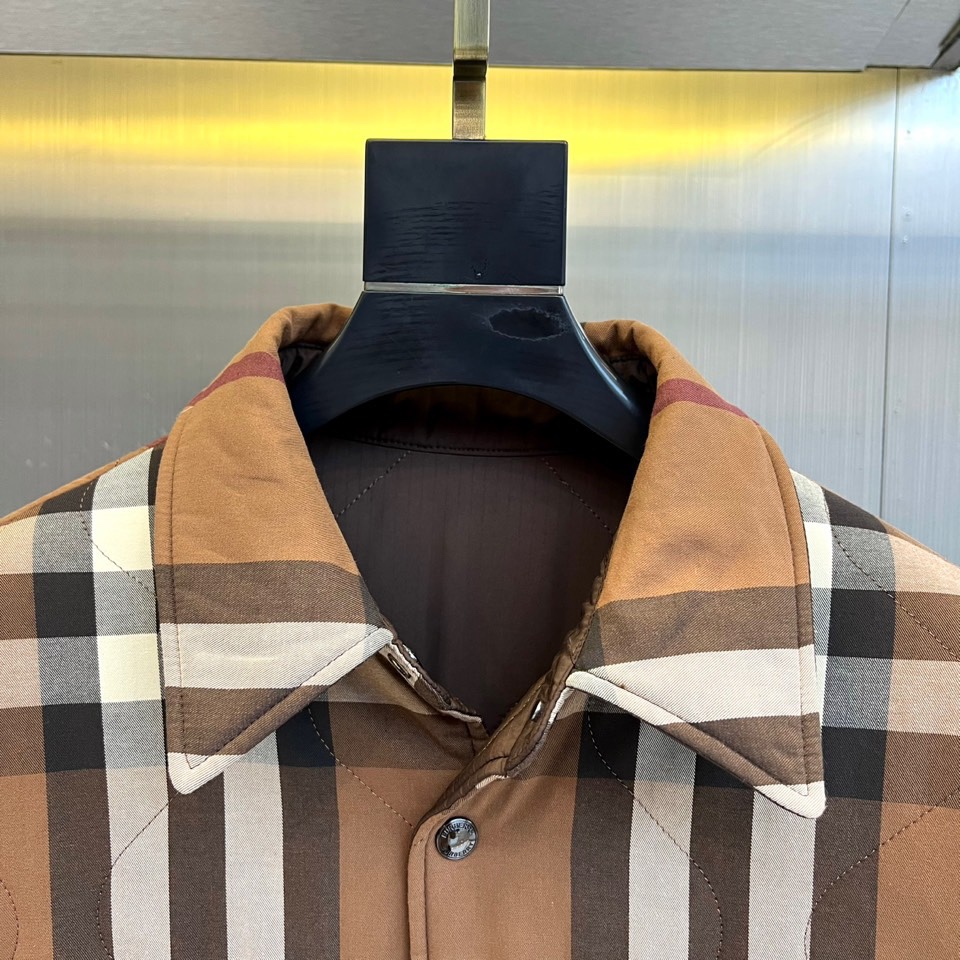 Bur巴宝莉、25FW秋冬新品 双面格纹夹克 | 一衣双境双面哲学：经典与当代的对话▫️ 外层面：标志性