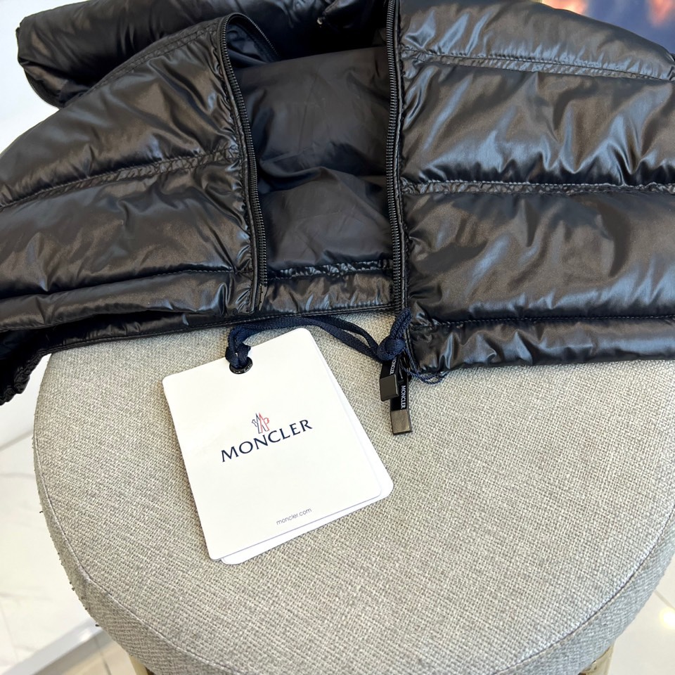 Mon蒙口、25s秋冬新品立领羽绒服。经典黑色立领设计搭配标志性绗缝格纹，如暗夜般深邃迷人。90%鹅绒填