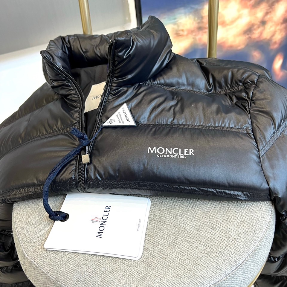 Mon蒙口、25s秋冬新品立领羽绒服。经典黑色立领设计搭配标志性绗缝格纹，如暗夜般深邃迷人。90%鹅绒填