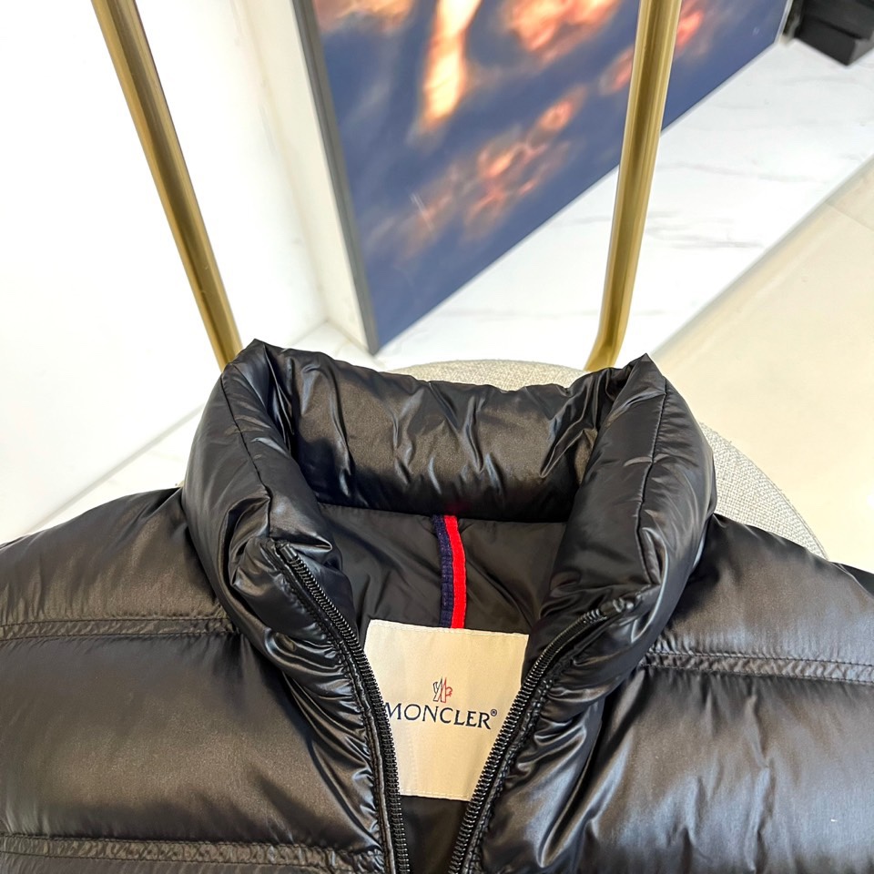 Mon蒙口、25s秋冬新品立领羽绒服。经典黑色立领设计搭配标志性绗缝格纹，如暗夜般深邃迷人。90%鹅绒填