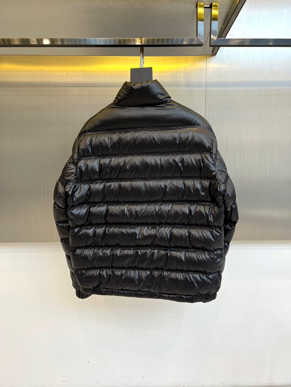 Mon蒙口、25s秋冬新品立领羽绒服。经典黑色立领设计搭配标志性绗缝格纹，如暗夜般深邃迷人。90%鹅绒填