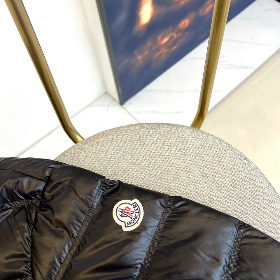 Mon蒙口、25s秋冬新品立领羽绒服。经典黑色立领设计搭配标志性绗缝格纹，如暗夜般深邃迷人。90%鹅绒填