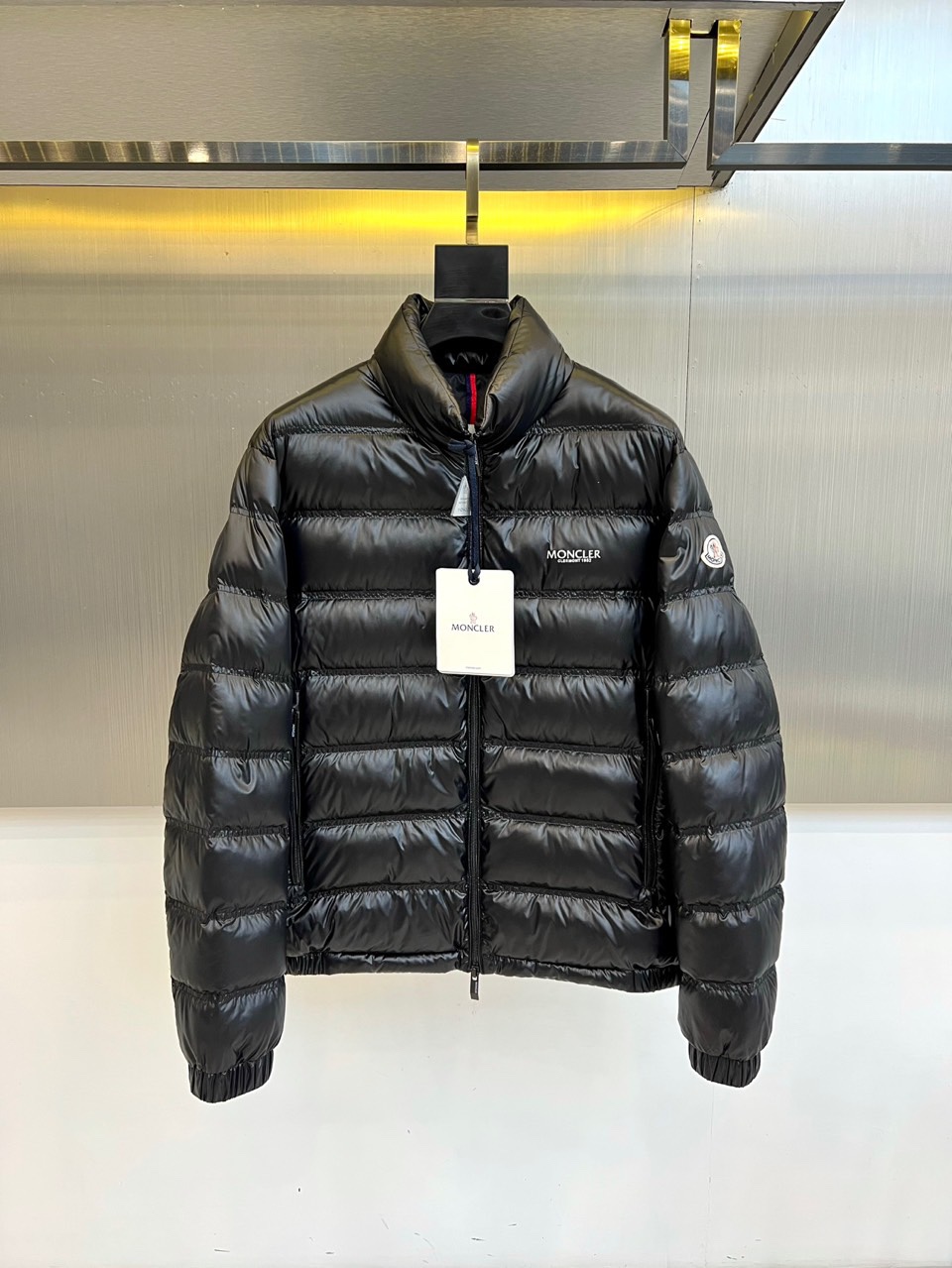 NO:545578,Mon mattress, 25s autumn and winter new stand-collar down jacket. Classic black stand-collar design with iconic quilted checkered pattern, as deep and charming as dark night. 90 goose down filling brings a light and warm experience, from urban commuting to snow field, one piece conquering all cold scenes. Left chest white 'MONCLER' brand logo, simple but not losing recognition. Left sleeve classic round badge, engraved with brand snow mountain genes. Stand collar design windproof and warm, maintaining upright contours. Professional quilting technology to ensure that down is evenly distributed and does not run down. Alpine workshop warm technology 90 high-quality goose down feather filling, complies with American down product standards. Exclusively developed windproof fabrics to resist severe cold and not appear bloated. Each down jacket has undergone strict quality inspection to ensure consistent quality 48-56 (model 173, 143 catties upper body 50 yards),,Moncler, down  Jacket,alexander wang19860909Mon蒙口、25s秋冬新品立领羽绒服.经典黑色立领设计搭配标志性绗缝格纹,如暗夜般深邃迷人.90鹅绒填充带来轻盈保暖体验,从都市通勤到雪场驰骋,一件征服所有寒冷场景. 左胸白色'MONCLER'品牌标识,简约而不失辨识度 左袖经典圆形徽章,镌刻品牌雪山基因 立领设计防风保暖,保持挺拔轮廓 专业绗缝工艺,确保羽绒均匀分布不跑绒,阿尔卑斯工坊的保暖科技 90优质鹅绒羽毛填充,符合美国羽绒产品标准 独家研发防风面料,抵御严寒不显臃肿 每件羽绒服经过严格质检,确保品质如一 48-56（模特173,143斤上身50码）,,Moncler,down jacket,alexander wang,Men's clothing