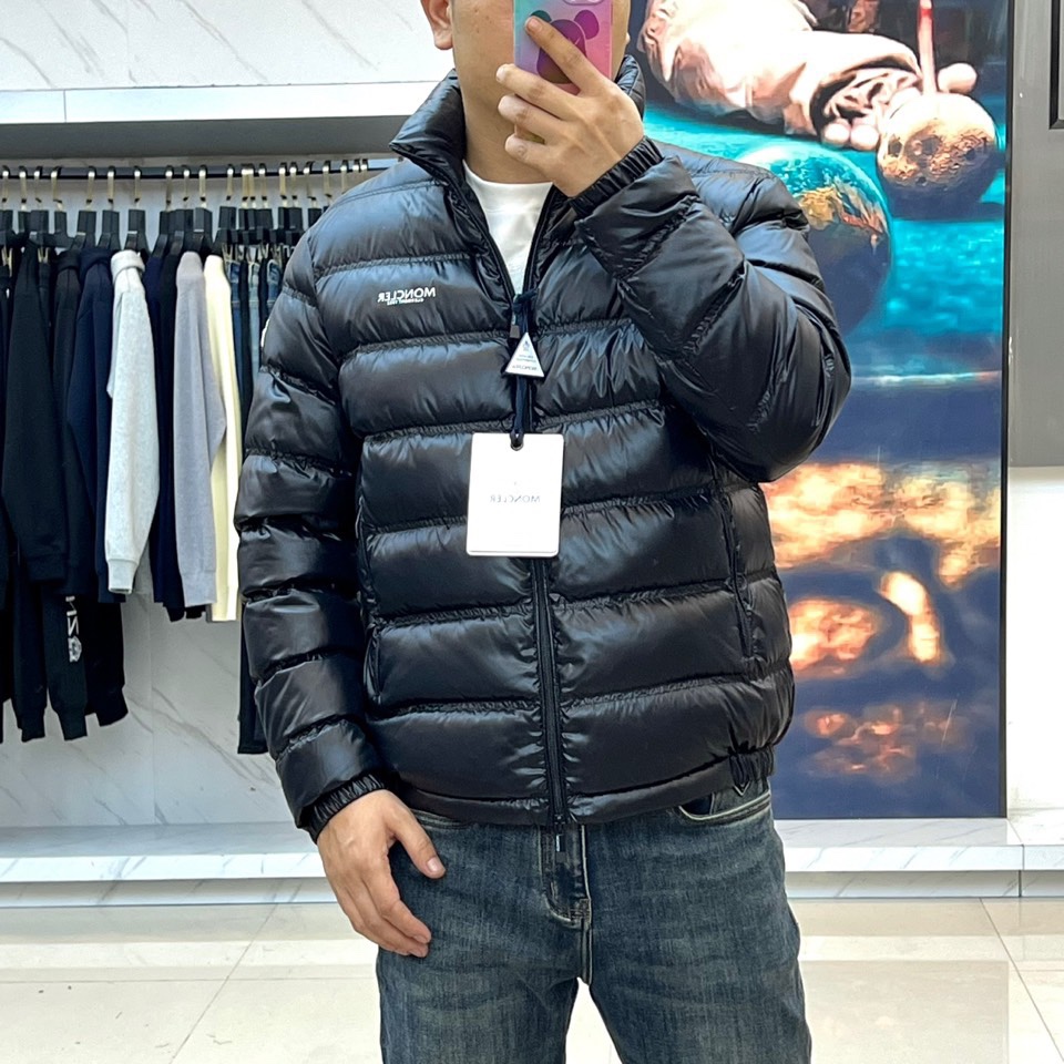 Mon蒙口、25s秋冬新品立领羽绒服。经典黑色立领设计搭配标志性绗缝格纹，如暗夜般深邃迷人。90%鹅绒填