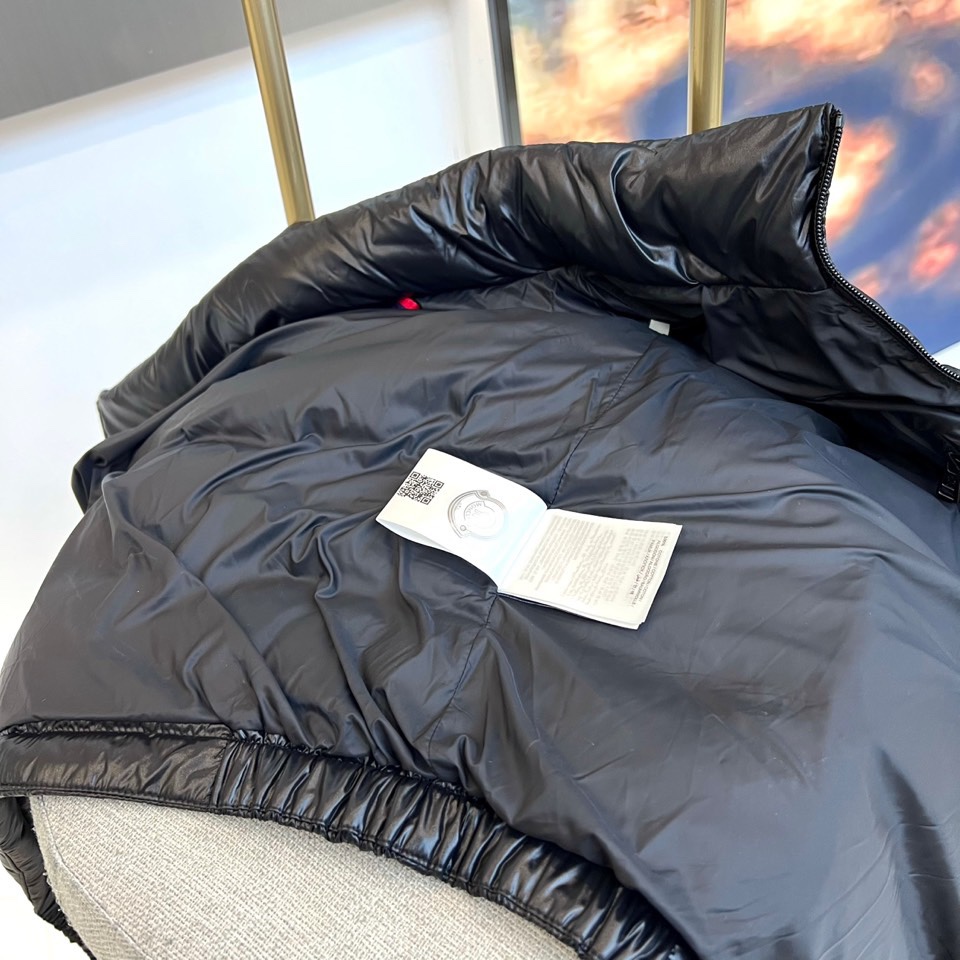 Mon蒙口、25s秋冬新品立领羽绒服。经典黑色立领设计搭配标志性绗缝格纹，如暗夜般深邃迷人。90%鹅绒填