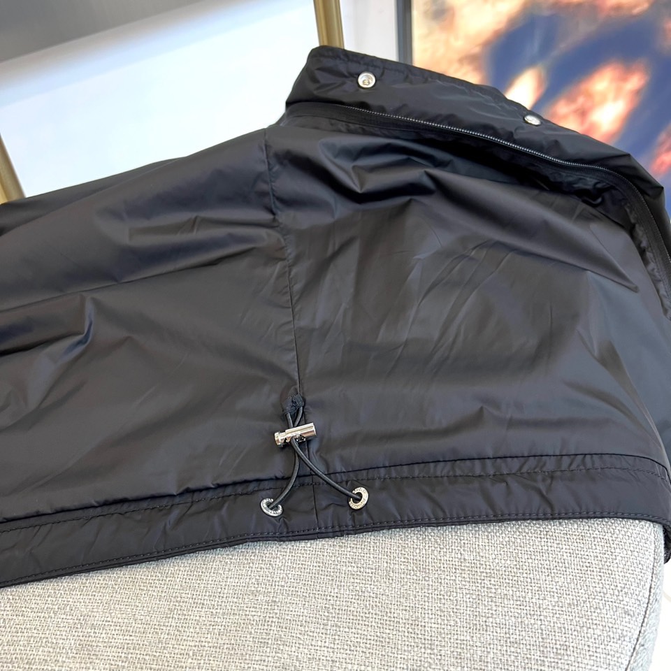 Mon蒙口、男士Montriond系列。2025秋冬新品蒙口男士羽绒外套，以经典黑色诠释低调奢华。采用立