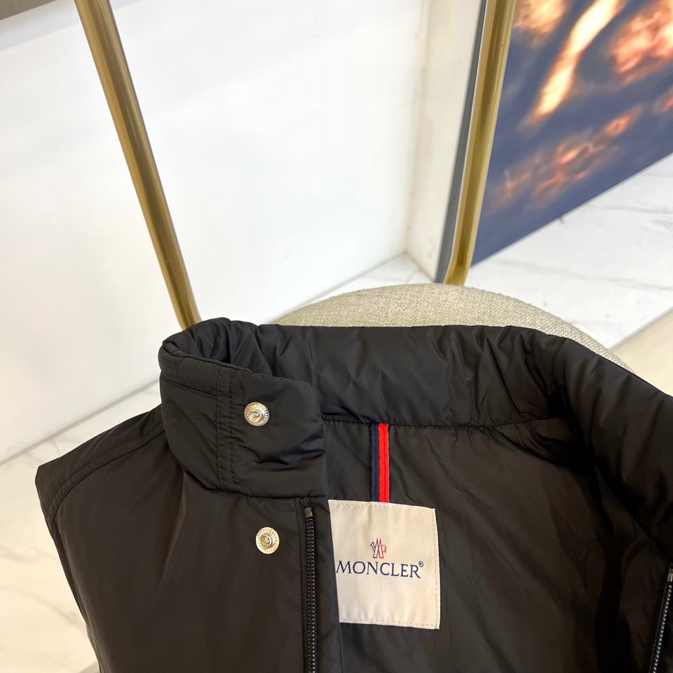 Mon蒙口、男士Montriond系列。2025秋冬新品蒙口男士羽绒外套，以经典黑色诠释低调奢华。采用立